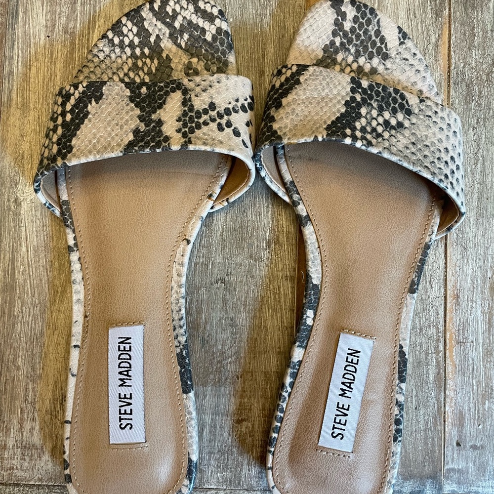 Steve Madden Snake Print Flat Sandals Size 7.5